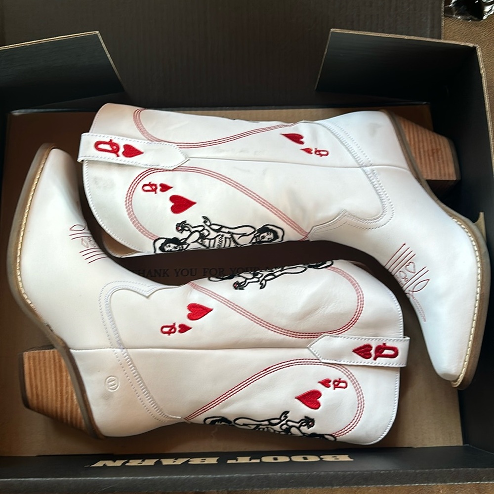 Dingo White Queen of Hearts Boots